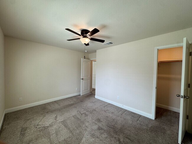 Building Photo - 391 Maclure Ave