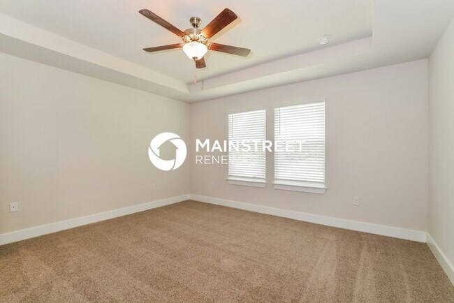 Building Photo - 4 Bedroom Pet-Friendly Home in Deland, FL with Main Street Renewal