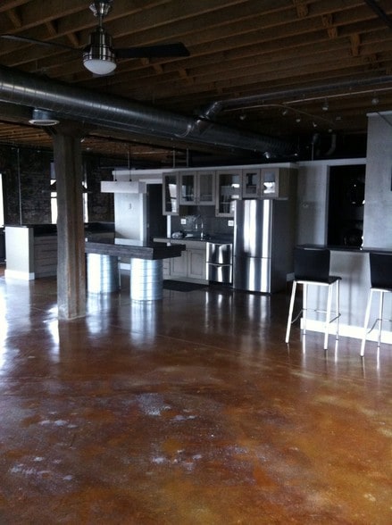 Kitchen & Bar Area - 1908 Dunlap St