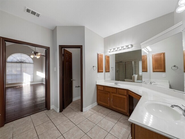 Building Photo - 9943 Red Cedar Dr