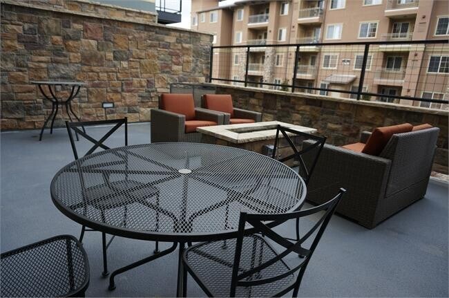 Building Photo - Spacious One Bedroom Luxury Condo at East ...