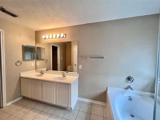 Building Photo - 2811 Hackamore Hollow Ln