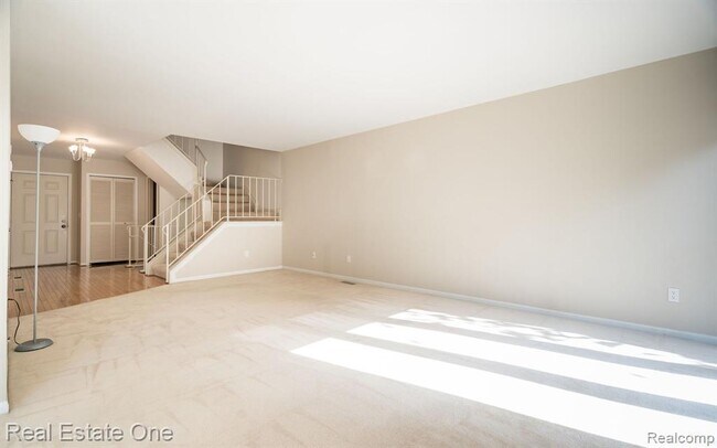Building Photo - 1237 Oakwood Ct