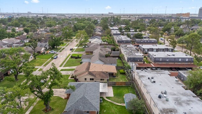 Building Photo - 2407 Willowby Dr