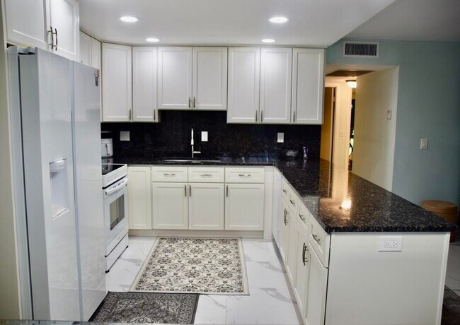 Building Photo - 364 Keswick C