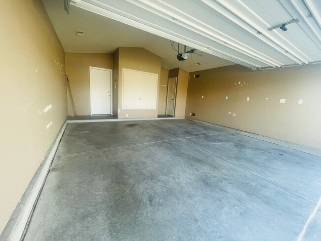 Building Photo - 4 bed 2 bath home in Huning Ranch.