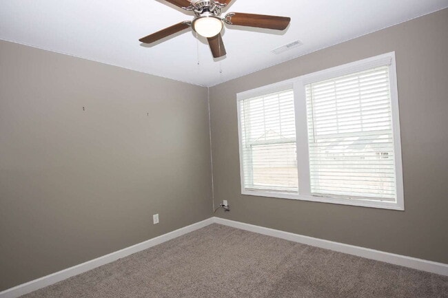 Building Photo - Spacious 3-Bed, 2.5-Bath Modern Home w/ 3-Car Garage in Highcroft – Close to Fort Bragg!