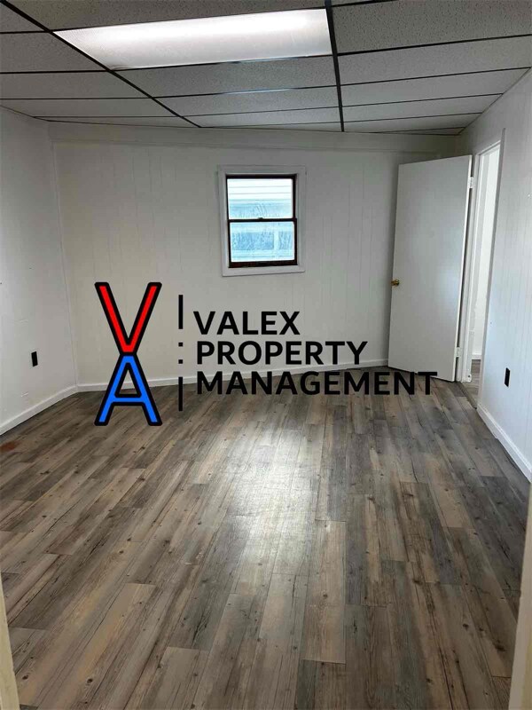 Building Photo - 42 Fallbrook St
