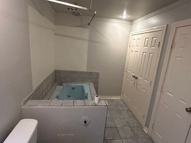 Building Photo - 5 Bedrooms Near Downtown!