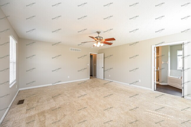 Building Photo - 113 Songbird Ct