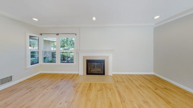 Building Photo - *** Gorgeous 4 bed 3 bath Single Family Ho...