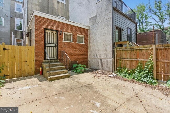 Building Photo - 1637 W Girard Ave