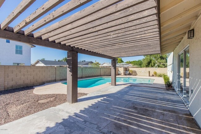 Building Photo - Great Tri-Level home close to ASU