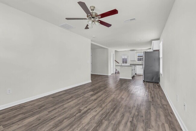 Building Photo - !!FIRST HALF-MONTH OF RENT FREE!! Beautiful 3-bed, 2.5-bath home with a bright, open floor plan.