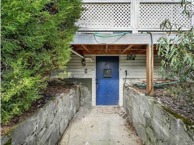 Building Photo - 125 NE Shaver St