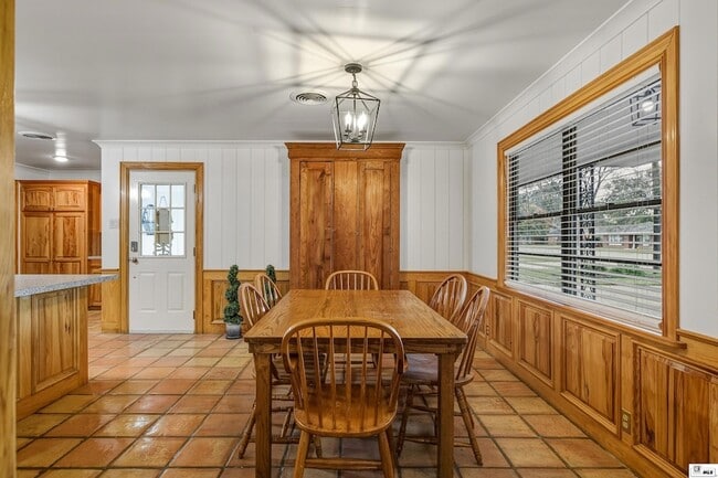 Building Photo - 1110 Hilton St