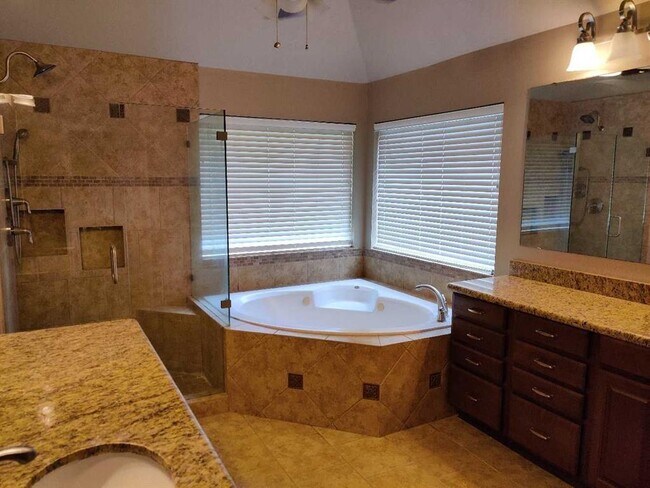 Building Photo - 215 Heathbrook Ln