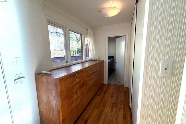 Building Photo - 25 Sunset Dr