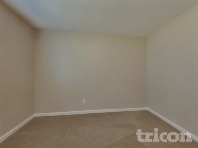 Building Photo - 652 Amberwood Dr