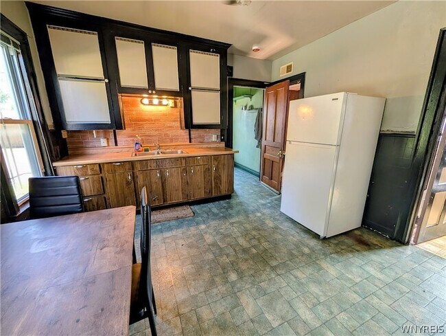 Building Photo - 325 Box Avenue Unit