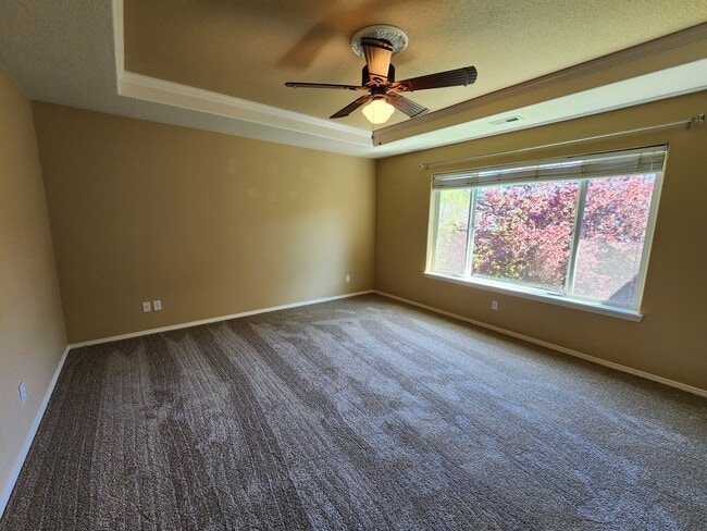 Building Photo - Bethany Home Available