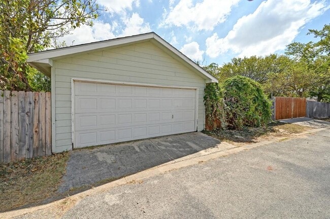 Building Photo - 13816 Golden Flax Trail