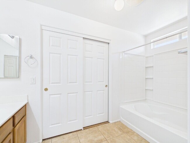 Building Photo - Spacious Heartland Ranch Beauty