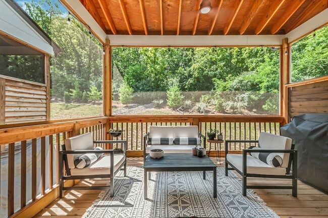 Building Photo - 207 Stonecrest Cir