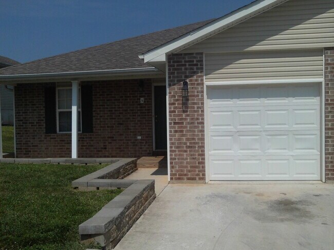 Primary Photo - 3 bed 2 Bath duplex!