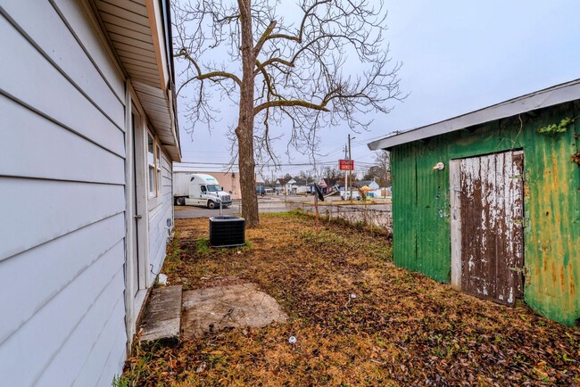 Building Photo - PRICE REDUCED- $995 - Cute 3 Bed/2 Bath Si...