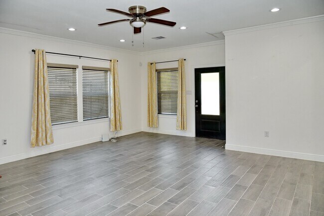 Building Photo - 5046 Van Fleet St