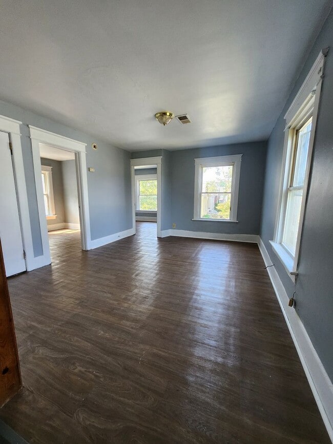 Building Photo - Upper 2 bedroom unit