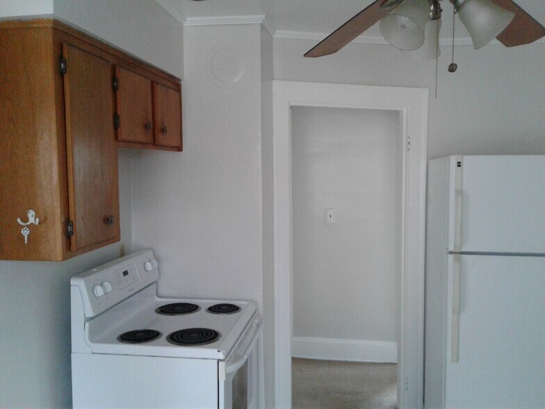 Building Photo - 1673 Victoria Ave