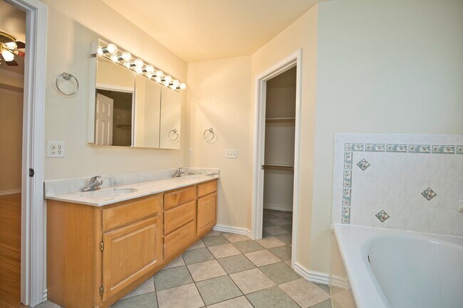 Building Photo - ***402 NE Shasta Court***