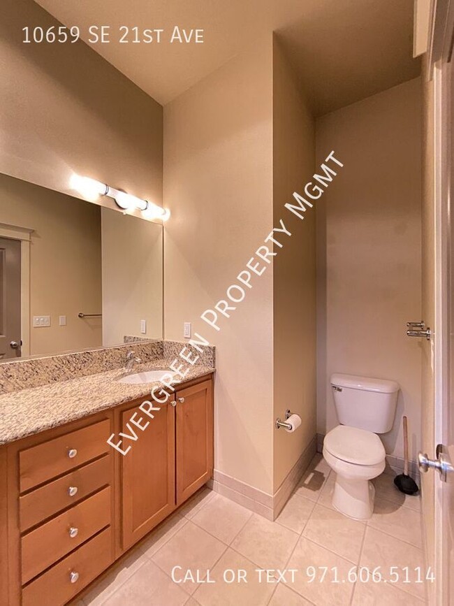 Building Photo - Conveniently Located Townhome With Bonus O...