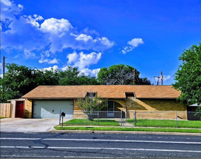 Primary Photo - 2 BEDROOM HOUSE AVAILABLE NOW!