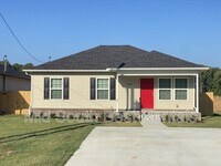 Building Photo - 2400 Loop Acres Dr