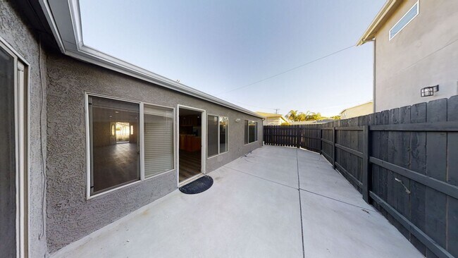 Building Photo - Remodeled! LARGE Living Room!