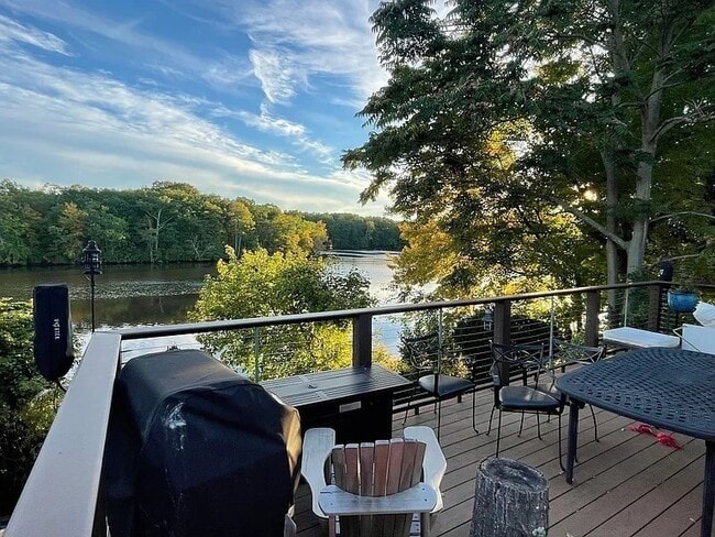 Building Photo - 157 Riverview Ave