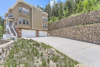 Building Photo - Beautifully maintained town-home in Centra...