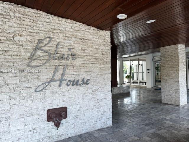 Building Photo - 9100 W Bay Harbor Dr