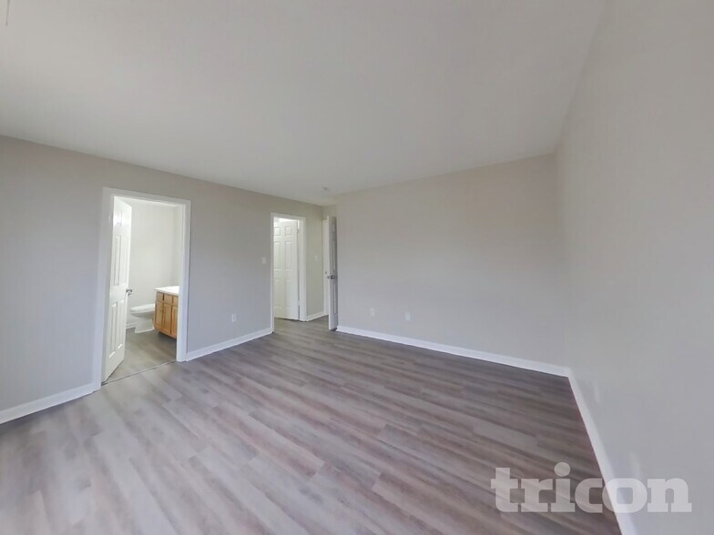 Building Photo - 703 Sweet Creek Dr