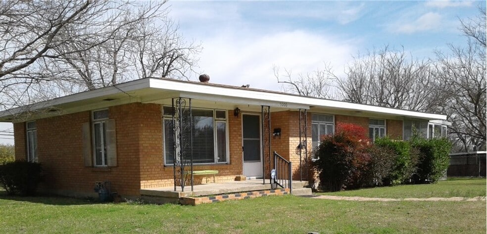 Building Photo - 5000 Montrose Dr