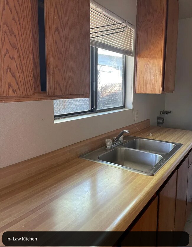 Building Photo - Charming 3 Bed / 1 Bath Home + In-Law Unit – Spacious & Flexible Living