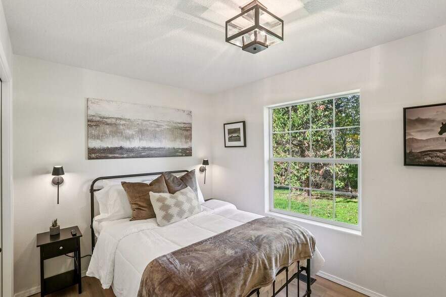 Building Photo - 19609 NW 9th Ct