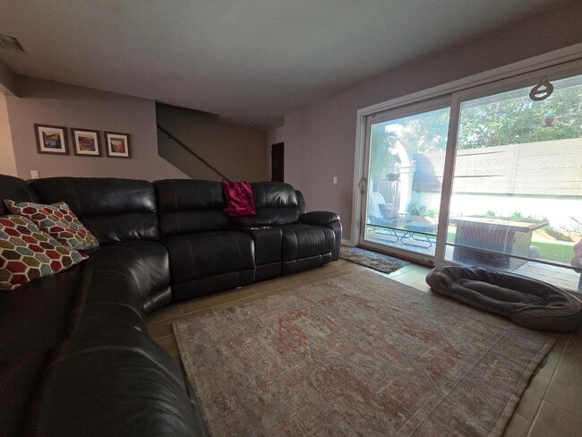 Building Photo - 2 Bedroom 2.5 Bath Town House in West Ventura