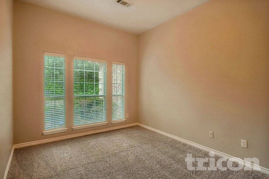 Building Photo - 2710 Hawthorne Dr