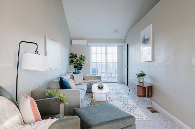 Building Photo - Gorgeous Townhome near Edgewater!