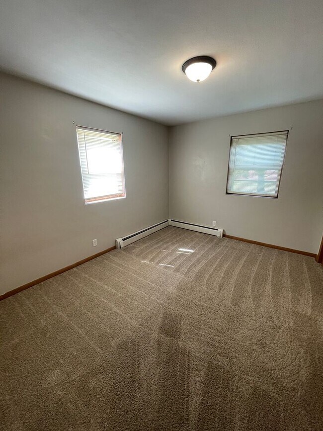 Building Photo - 1344 Meadow Ln