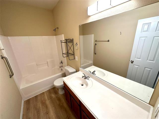 Building Photo - 221 Creekwood Dr